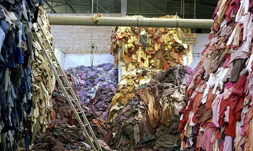 Cuando se producen ropa de más y queda de temporadas atrasadas, se desechan y quedan en la basura